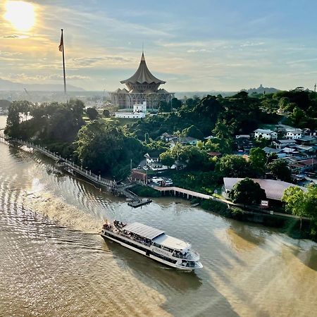 Kuching City Center Riverbank Suites With Marvelous River View Exterior photo